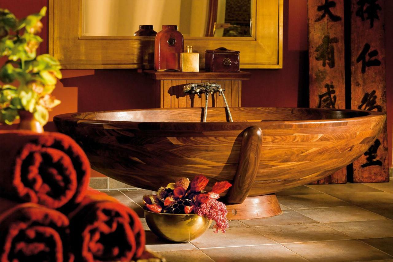 Hotel Yachthafenresidenz Hohe Duene Rostock Esterno foto A freestanding bathtub